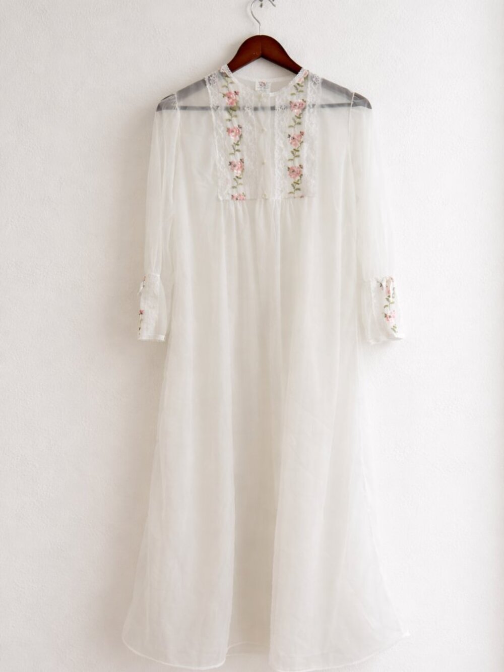 VINTAGE Suzy Star Floral Embroidered Peignoir